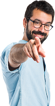 homem sorridente apontando para você